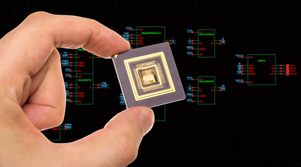 Microprocesador en mano sobre diagrama esquemático de circuito — Foto de Stock