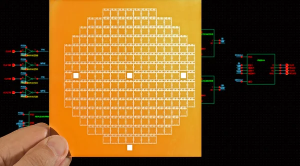 Máscara de chip en la mano sobre el diagrama esquemático del circuito —  Fotos de Stock