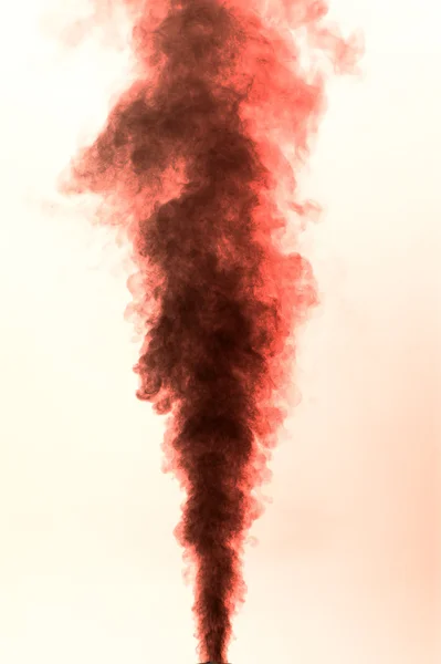 Fumée rouge sur blanc — Photo