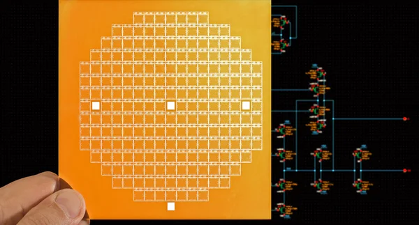 Chip masker in hand over circuit schematisch diagram — Stockfoto