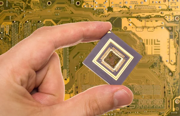 Mikroprocesor w ręce nad Pcb — Zdjęcie stockowe