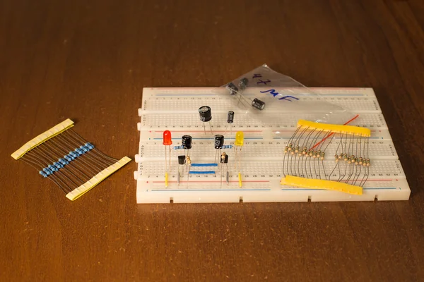 Circuito oscillatore su scheda prototipazione (tagliere) ) — Foto Stock