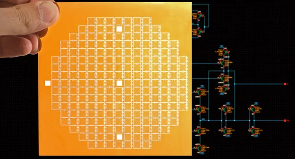 Máscara de chip en la mano sobre el diagrama esquemático del circuito — Foto de Stock