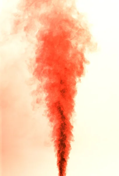 Beyaz arkaplanda kırmızı duman — Stok fotoğraf