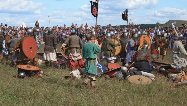 Mittelalterliches Militärfest voinovo pole (Kriegerfeld) in der Nähe von Drakino, Russland — Stockfoto