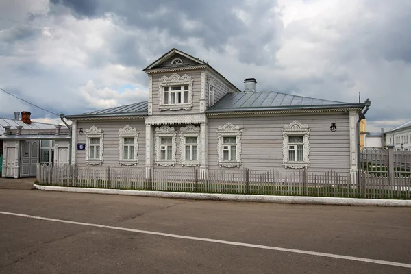 Traditionele Russische houten huis met decoraties in de Kremlin van Kolomna — Stockfoto