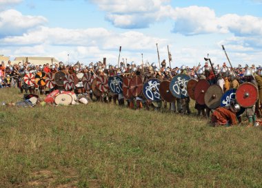 Ücretsiz ortaçağ savaş göstermek Voinovo Pole (savaşçılar alanı) yakınındaki Drakino, Rusya Federasyonu