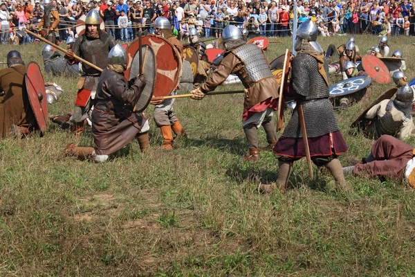 Freie mittelalterliche Schlachtshow voinovo pole (Kriegerfeld) in der Nähe von Drakino, Russland — Stockfoto