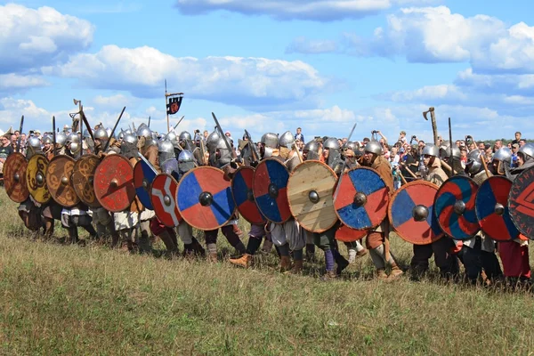 Freie mittelalterliche Schlachtshow voinovo pole (Kriegerfeld) in der Nähe von Drakino, Russland — Stockfoto