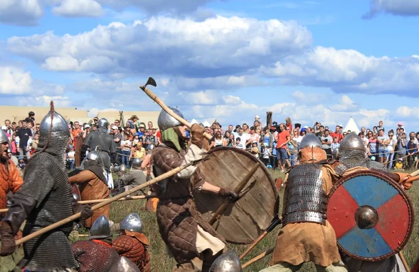 Freie mittelalterliche Schlachtshow voinovo pole (Kriegerfeld) in der Nähe von Drakino, Russland — Stockfoto