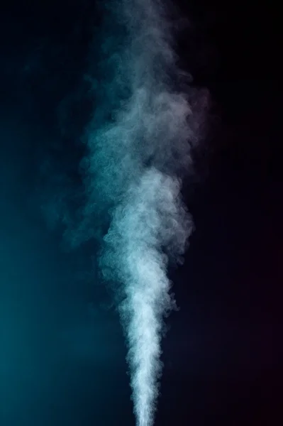 Blå ånga på den svarta bakgrunden — Stockfoto