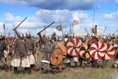 Drakino, Rusya Federasyonu - 23 Ağustos: Ücretsiz ortaçağ savaş gösteri Voinovo Pole (savaşçılar alanı) 23 Ağustos 2014 yakınındaki Drakino, Rusya Federasyonu.