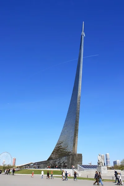 Moszkva - április 26: Április 26-án, 2014 helyet Moszkvában a hódítók emlékmű. — Stock Fotó