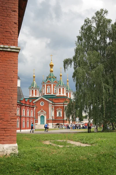 KOLOMNA, RUSIA - 14 DE JUNIO: Los turistas caminan dentro del monasterio Uspensky Brusensky en el Kremlin de Kolomna, Rusia, el 14 de junio de 2014 . —  Fotos de Stock