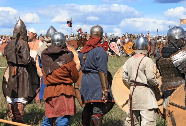 DRAKINO, RUSSIA - AUGUST 23: Free Medieval battle show Voinovo Pole (Warriors' Field) on August 23, 2014 near Drakino, Russia. — Stock Photo, Image