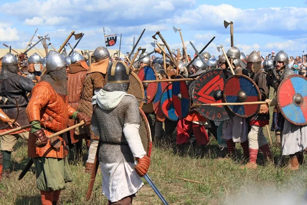 Drakino, russland - 23. august 2014: freie mittelalterliche kampfshow voinovo pole (warriors 'field) am 23. august 2014 in der nähe von drakino, russland. — Stockfoto