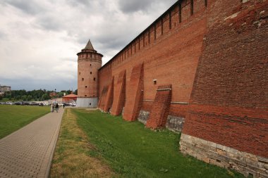 İnsanlar yürüyüş eski duvarları Kolomna Kremlin ile.