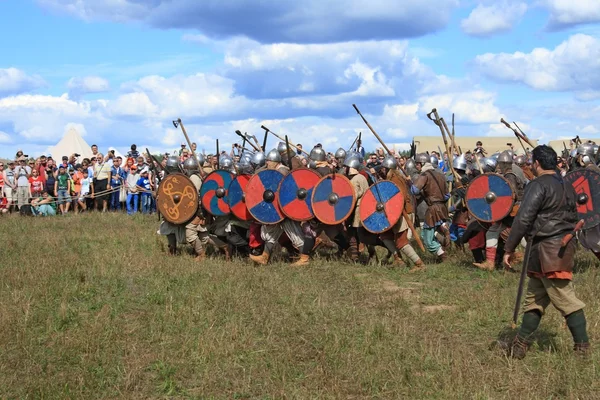 Mittelalterliche Schlacht zeigen voinovo pole (Kriegerfeld) — Stockfoto
