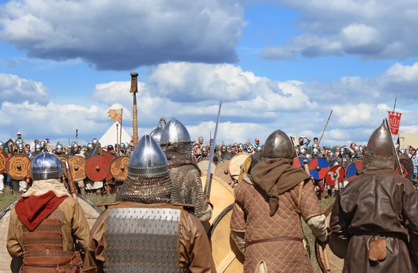 Freie mittelalterliche Schlacht zeigen voinovo pole (Kriegerfeld) — Stockfoto
