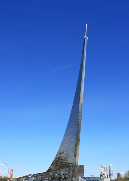 Anıtın Moskova'da uzayın conquerors için. — Stok fotoğraf