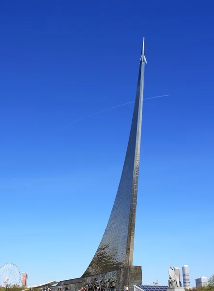Anıtın Moskova'da uzayın conquerors için — Stok fotoğraf