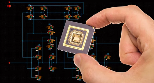 Microprocesador en mano sobre esquema de circuito —  Fotos de Stock