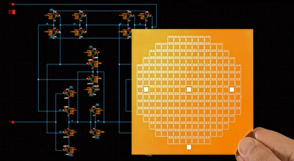 Máscara de chip na mão sobre o esquema de circuito — Fotografia de Stock