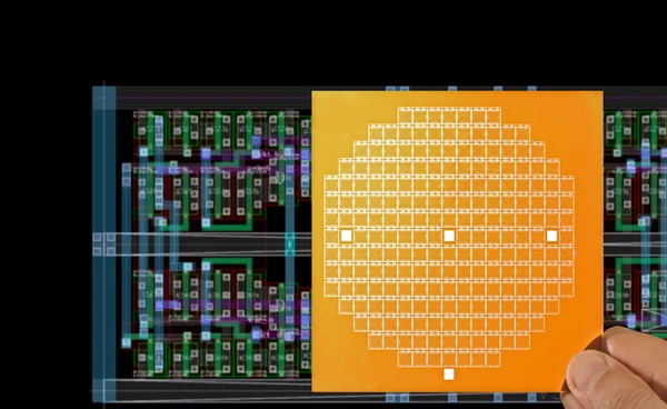 Máscara de chip na mão sobre layout — Fotografia de Stock