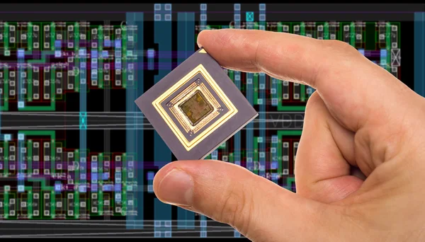 Microprocessore in mano davanti al layout del chip — Foto Stock