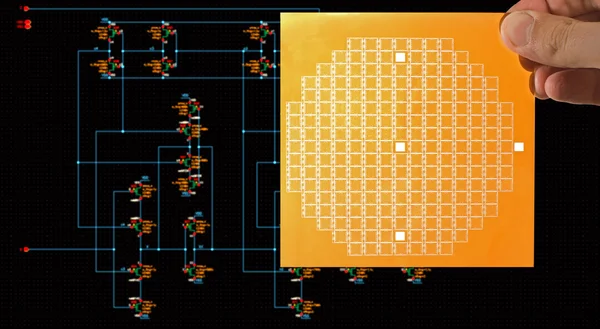 Máscara de chip na mão sobre o esquema de circuito — Fotografia de Stock