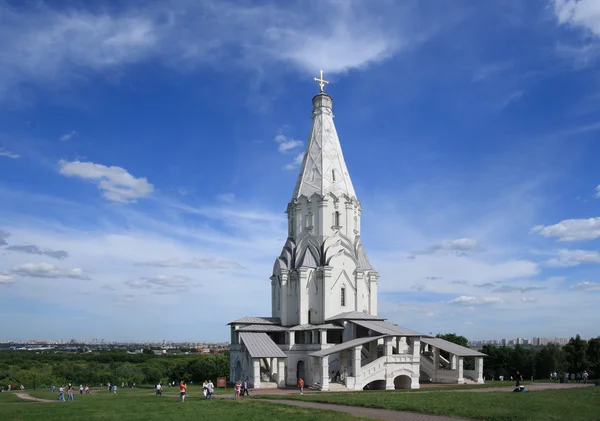 MOSCOW, RUSSIA - JUNE 13: Tourists walk by the The Church of the Ascension (1532) in Kolomenskoye, on June 13, 2015, Moscow Russia. — Stock Photo, Image