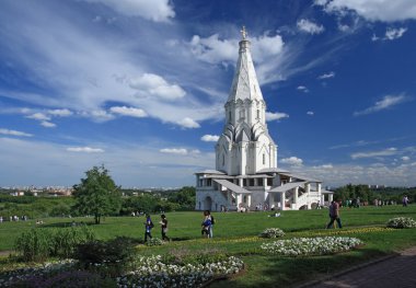 Moscow, Rusya Federasyonu - 13 Haziran: turist yürümek tarafından kilisenin kolomenskoye, 13 Haziran 2015 tarihinde Moskova Rusya içinde yükseliş (1532).
