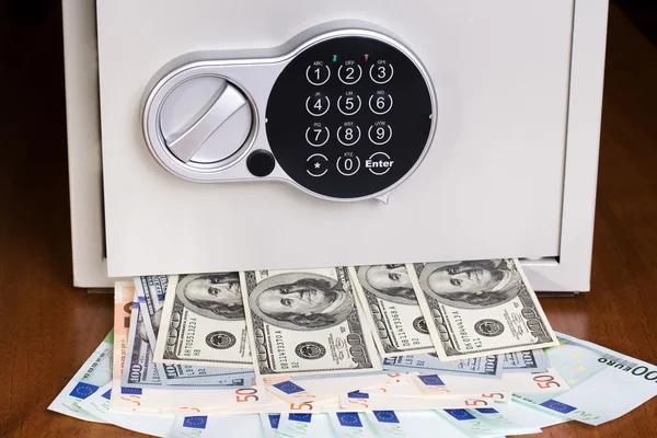 Caja fuerte con euros y dólares — Foto de Stock