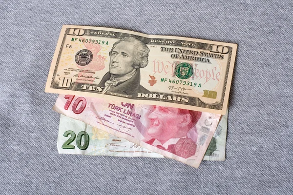 金融危机: 新的十美元，超过三十张皱巴巴的土耳其里拉 — 图库照片