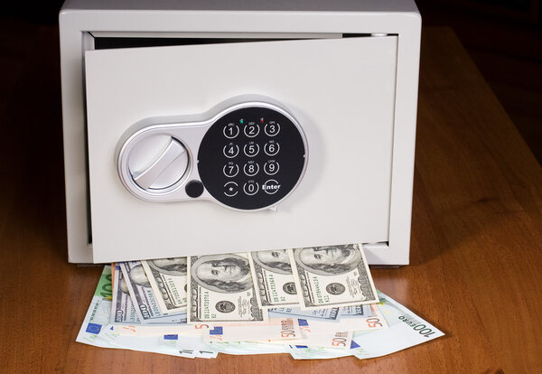 Сейф с евро и долларами
