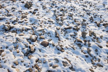 donmuş göl kıyısı kış aylarında kar