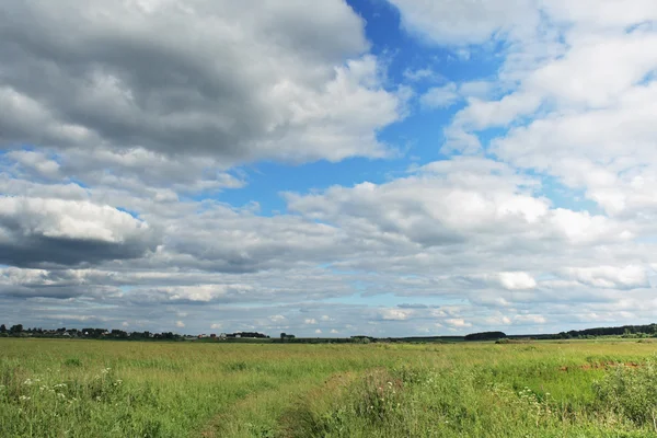 Zomer bewolkt landschap — Stockfoto