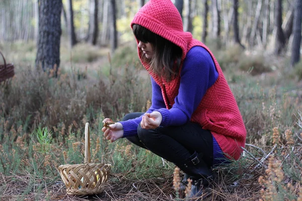 Fille dans la forêt — Photo