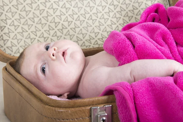 Bambina in valigia — Foto Stock
