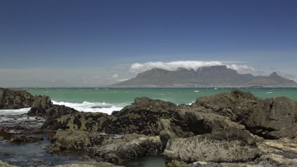 Wellen brechen am Strand von Blouberg, mit Blick auf den Tafelberg — Stockvideo