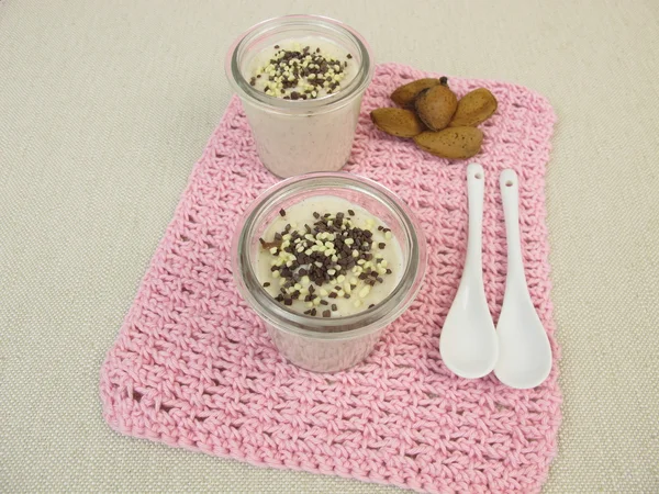 Puding susu almond dengan chocolate chips — Stok Foto