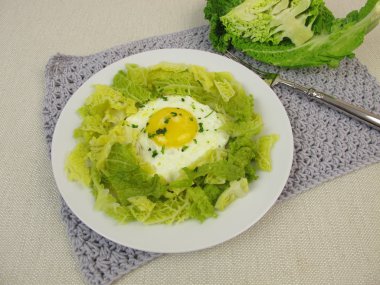 Savoy lahana kızarmış yumurta ile