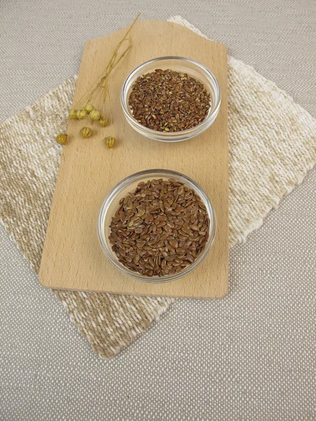 Flaxseeds och flaxseeds marken — Stockfoto