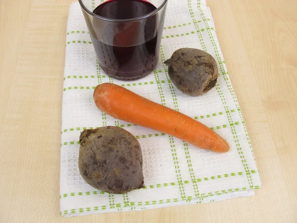 Rote-Bete-Saft mit Karotten — Stockfoto