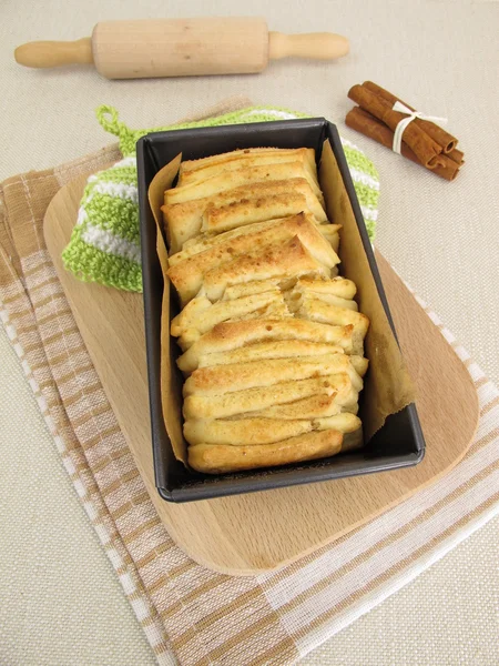 Pull-Apart-Bread with sugar and cinnamon in loaf pan — Stock Photo, Image