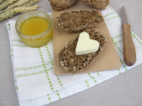 Rollos de pan de grano entero con miel —  Fotos de Stock