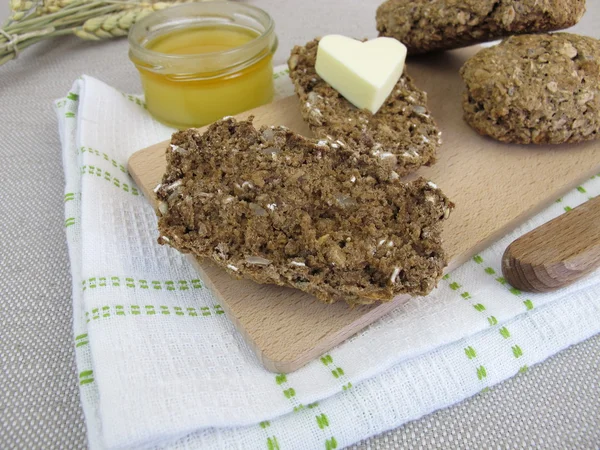 Fullkornsbröd rullar med honung — Stockfoto