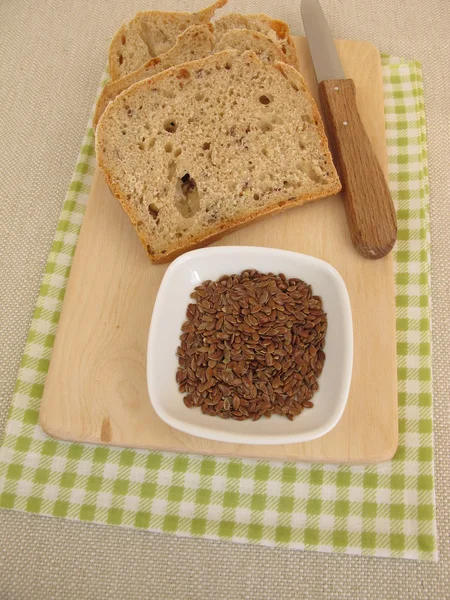 Хлеб с льняными семенами — стоковое фото