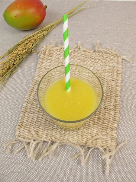 Mango-Smoothie mit Reismilch — Stockfoto