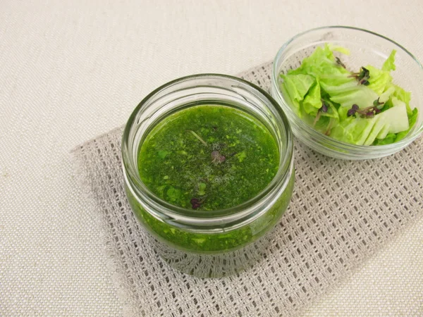 Frullato verde con insalata e germogli di senape — Foto Stock